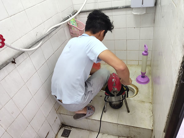 花都管道堵塞冒臭气 专业师傅现场解决问题