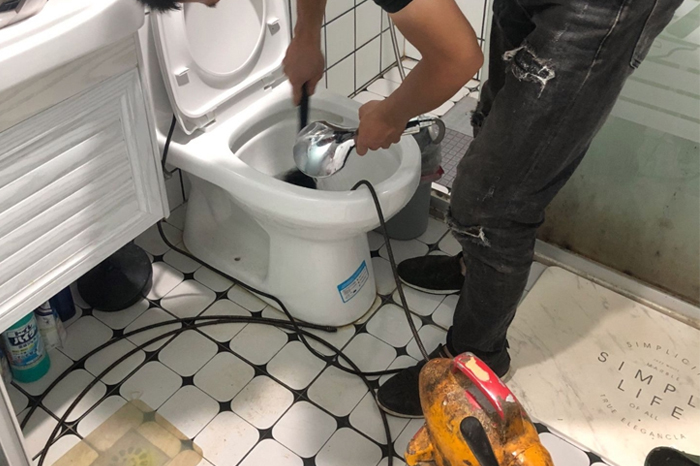 花都马桶堵塞自己疏通还是找师傅？专业上门服务让你省时更省心