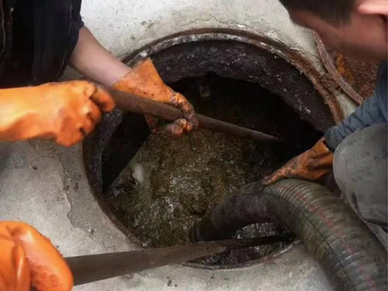 花都清理化粪池时如何避免沼气的危害？